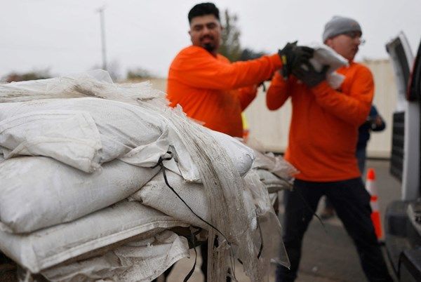 عاصفة قوية تضرب كاليفورنيا وإجلاء المئات