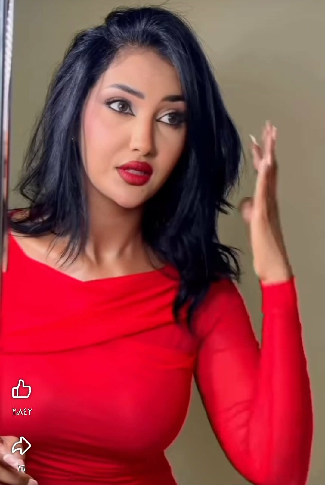 شاهد بالصورة والفيديو.. المذيعة تسابيح خاطر تستعرض جمالها بالفستان الأحمر والجمهور يتغزل ويسخر: (أجمل جنجويدية)