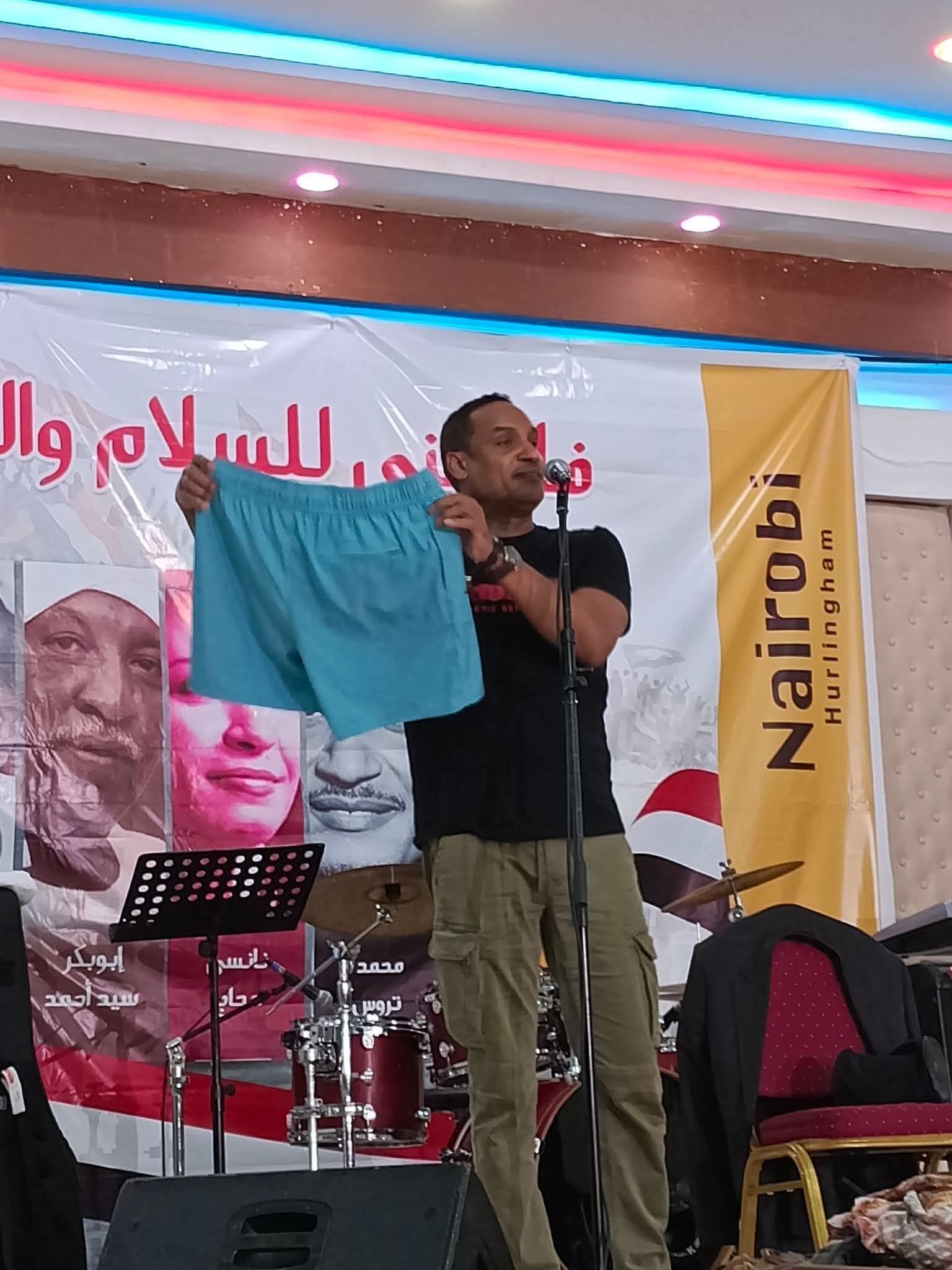 شاهد بالصورة.. الناشط محمد “تروس” يعود لإثارة الجدل ويستعرض “لباسه” الذي ظهر به في الحفل الضجة