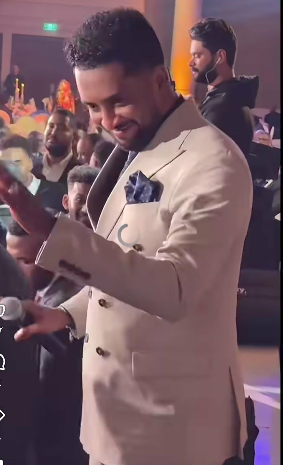 شاهد بالفيديو.. الفنان محمد بشير يرقص بطريقة مثيرة على موسيقى الأغاني الخليجية