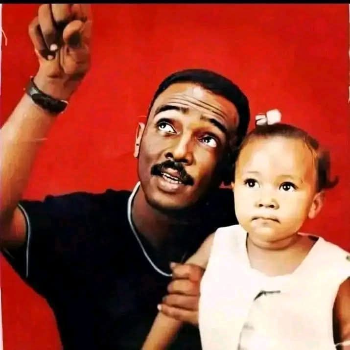 بالصورة.. أصبحت أم لطفلين.. من هي الطفلة التي ظهرت مع الفنان الراحل محمود عبد العزيز في “بوستر” أشهر إلبوم غنائي قدمه؟؟