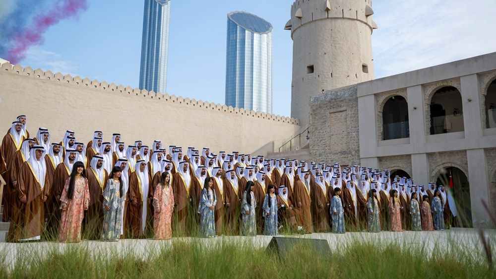 برعاية رئيس الدولة.. منصور بن زايد يشهد العرس الجماعي لأبناء مدينة أبوظبي في قصر الحصن