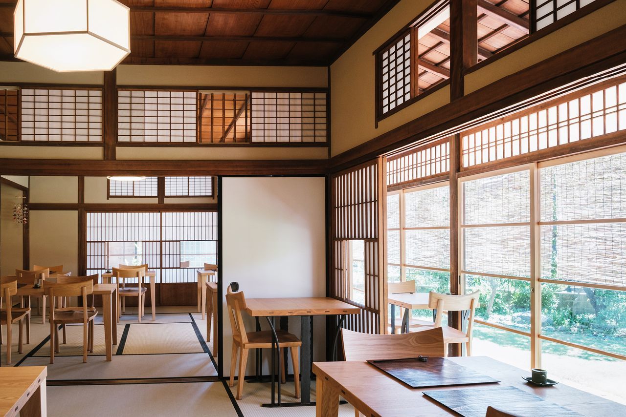 تُعد الأعمدة والأسقف القديمة أبرز معالم الغرف اليابانية. (© كاواغوتشي يوكو)