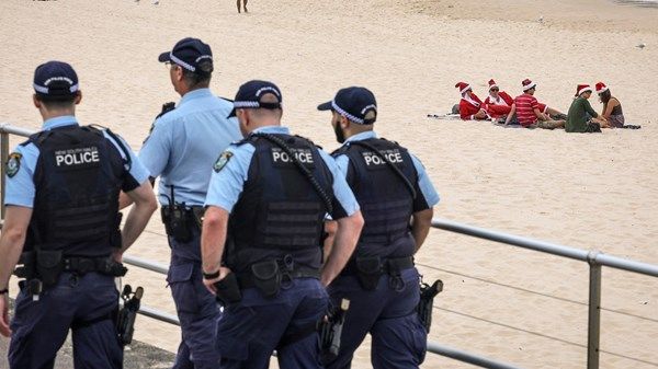 احتفالات محدودة بعيد الميلاد في شاطئ بوندي بسيدني