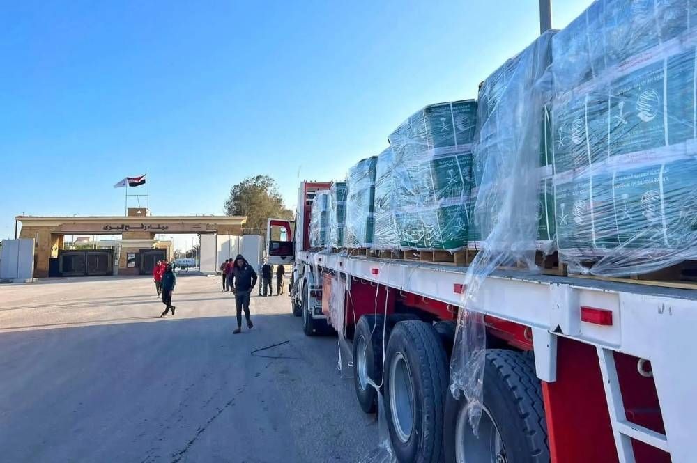 مساعدات إنسانيّة سعودية جديدة تعبر منفذ رفح متجهة إلى غزة