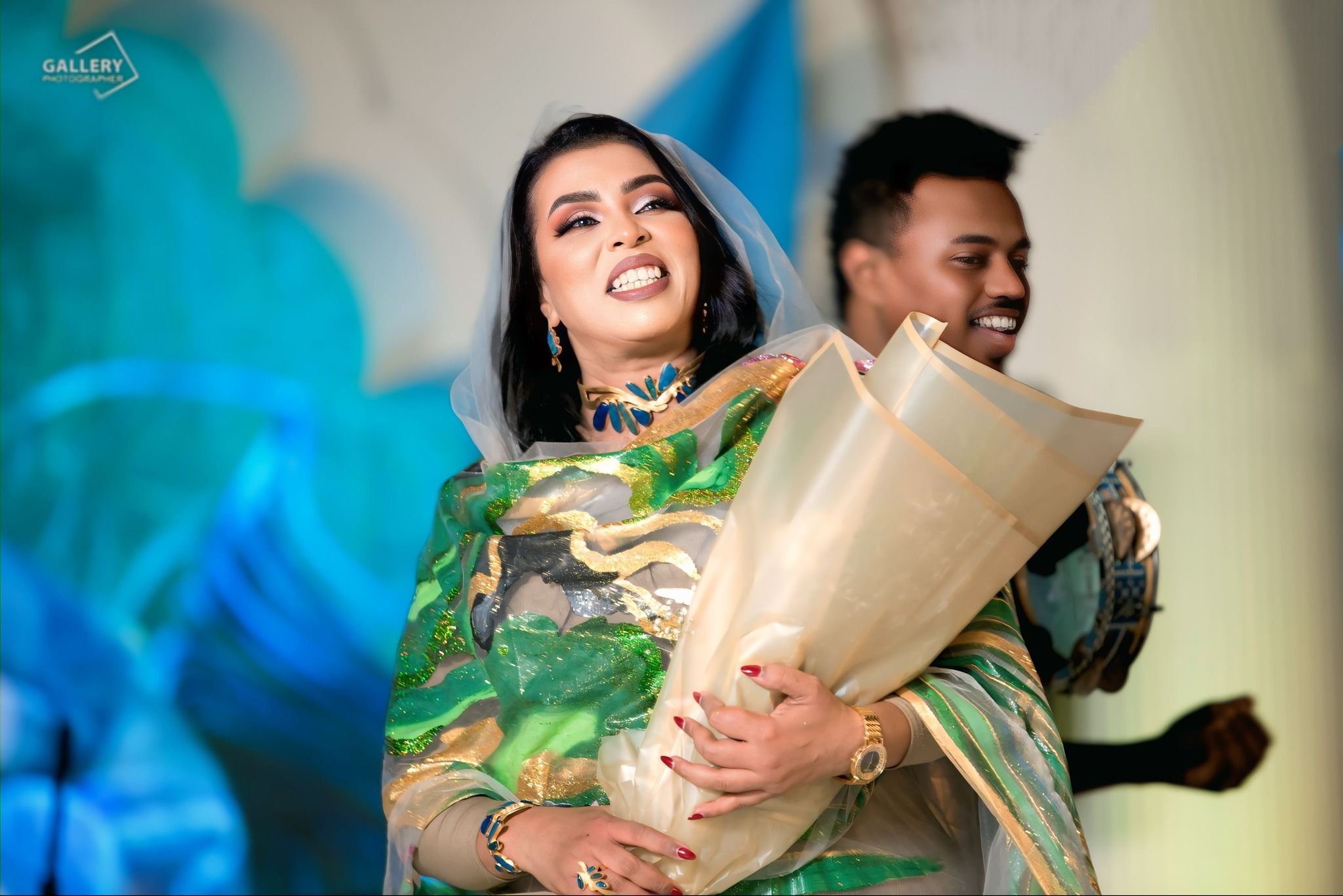 شاهد بالفيديو.. الفنانة ميادة قمر الدين تعبر عن إعجابها بعريس رقص في حفل أحيته على طريقة “العرضة”: (العريس الفرفوش سمح.. العرضة سمحة وعواليق نخليها والرجفة نخليها)