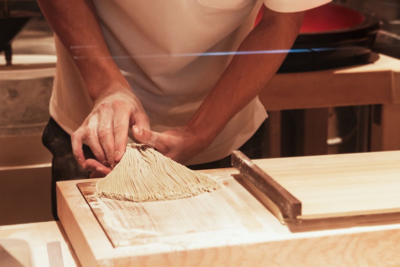 مهارة الشيف تتجلى في النودلز المقطعة بشكل بديع. (© كاواغوتشي يوكو)