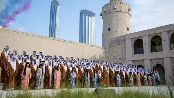 منصور بن زايد: دعم الشباب واستقرار الأسرة نهج وطني راسخ