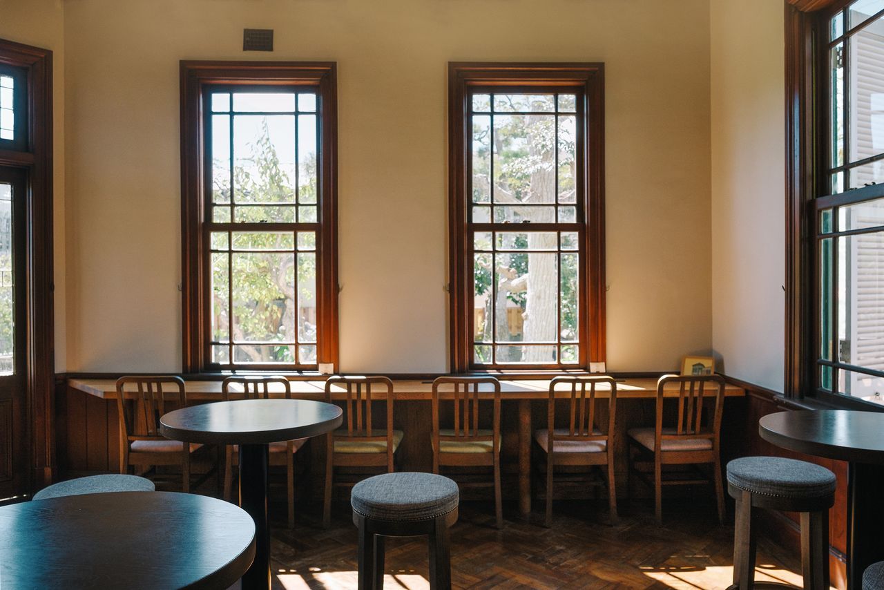 ضوء الشمس يعزز جمال الديكور الداخلي.(© كاواغوتشي يوكو)