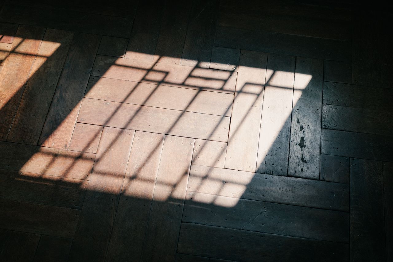 خلال تجديد الجناح الغربي، تم إزالة كل لوح من أرضية الخشب ليتم إعادة تركيبه لاحقاً كما تركب قطعة البازل.(© كاواغوتشي يوكو).