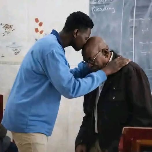شاهد بالصورة.. الطالب “ساتي” يعتذر ويُقبل رأس معلمه ويكسب تعاطف الآلاف