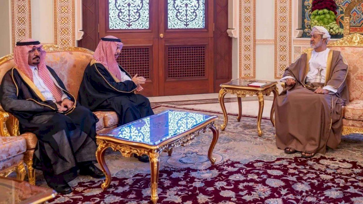 عُمان تحثّ على حوار شامل وتؤيد خطوات السعودية لاحتواء الأزمة في اليمن