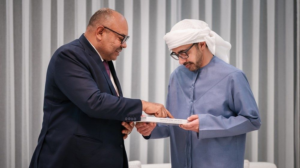 رئيس الدولة يتلقى رسالة خطية من رئيسة تنزانيا تسلمها عبدالله بن زايد