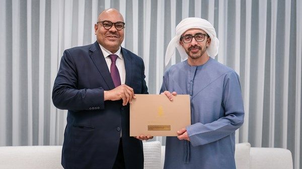 رئيس الدولة يتلقى رسالة خطية من رئيسة تنزانيا تسلمها عبدالله بن زايد