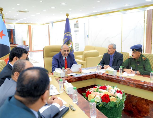 القيادة التنفيذية العُليا تناقش الجهود المبذولة لتأمين الخدمات للمواطنين ومراقبة أسعار الصرف