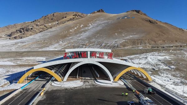 افتتاح أطول نفق في العالم شمال غرب الصين