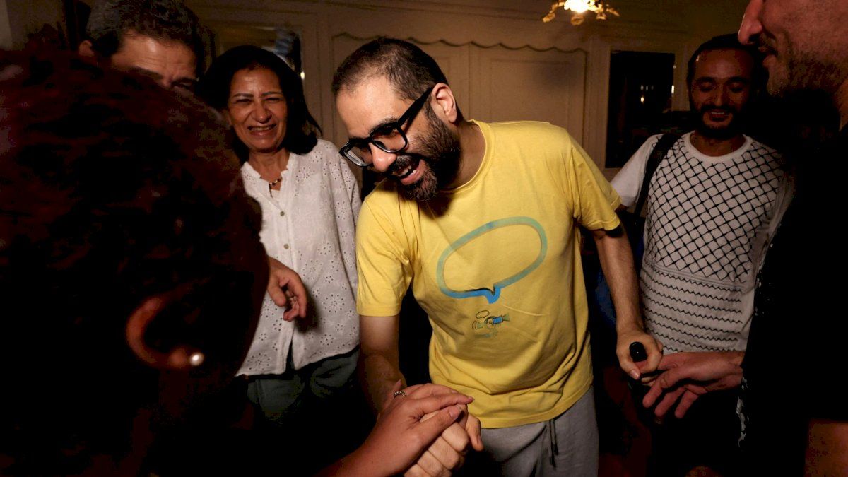 عودة الناشط علاء عبدالفتاح إلى بريطانيا