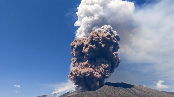 جبل "إتنا" في صقلية يقذف رماداً ويشهد انفجارات متفرقة