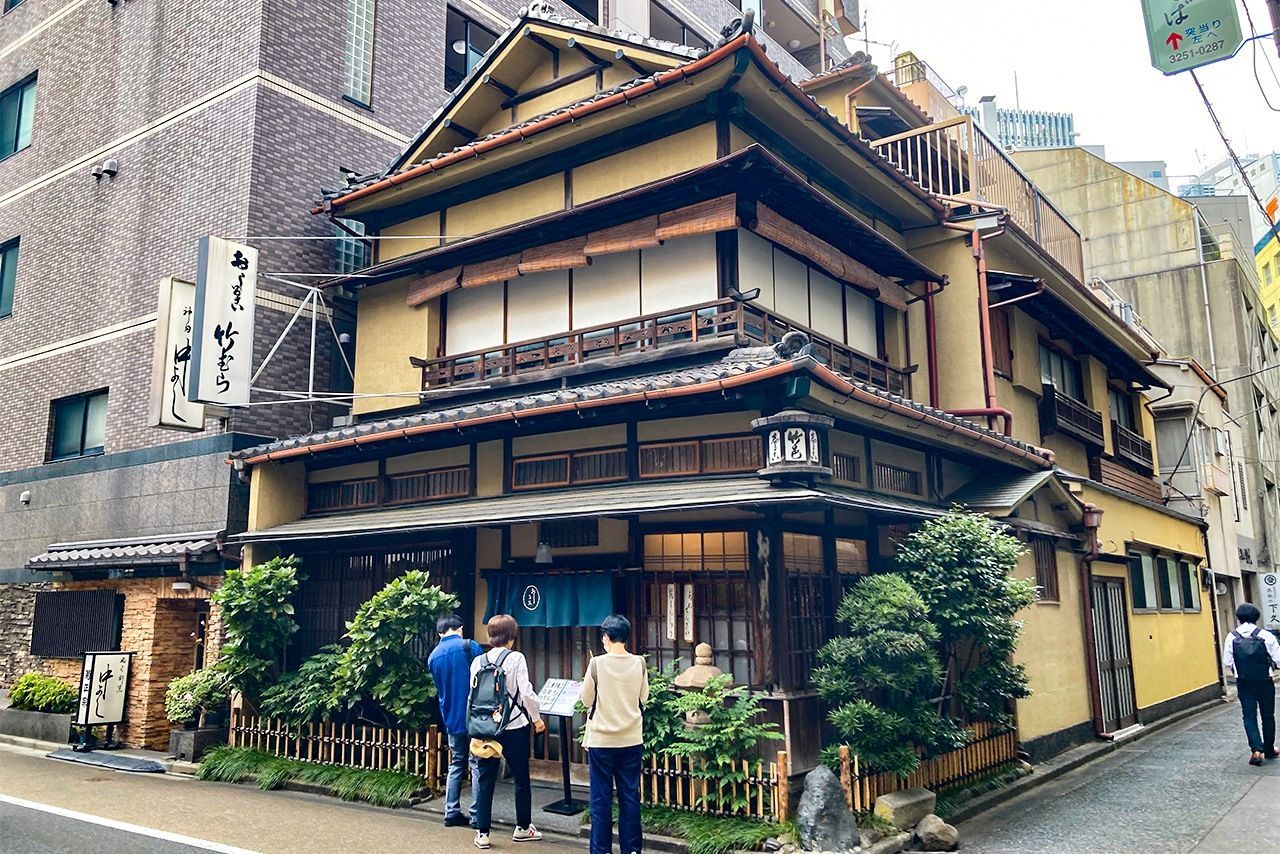 اليابان | عبور ساحر بين الماضي والحاضر: من شوارع طوكيو التقليدية إلى عالم أكيهابارا الرقمي