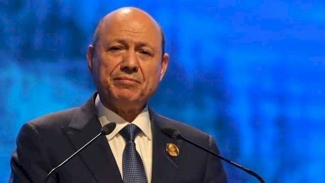 العليمي يلوّح بإجراءات حاسمة ضد "تمرد" المجلس الانتقالي في حضرموت والمهرة