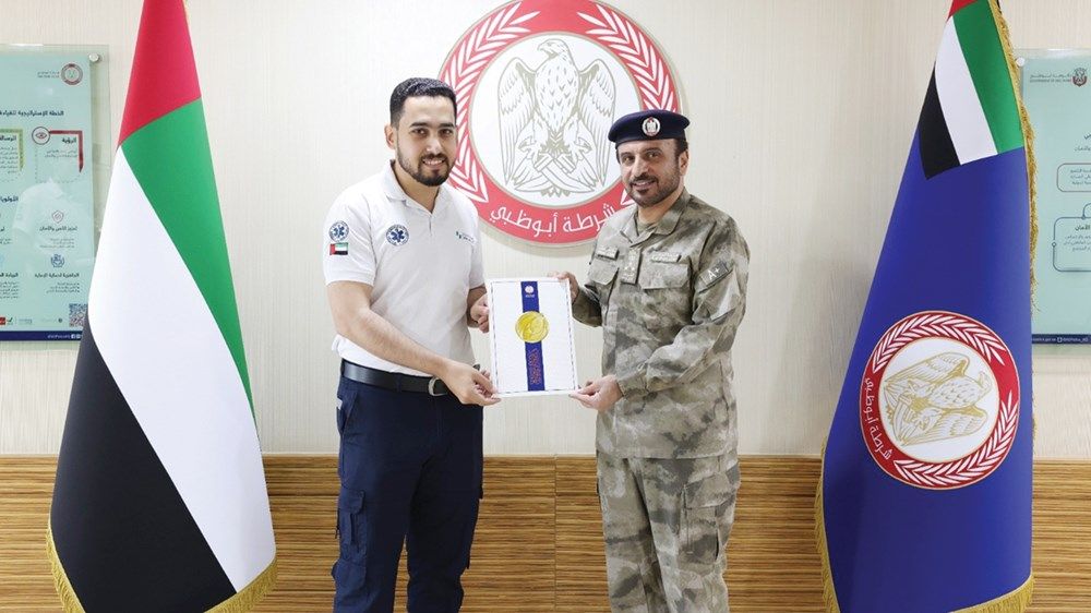 تكريم 4 أفراد ساهموا في إنقاذ مصابين في حادث مروري بأبوظبي