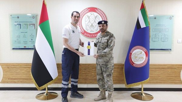تكريم 4 أفراد ساهموا في إنقاذ مصابين في حادث مروري بأبوظبي
