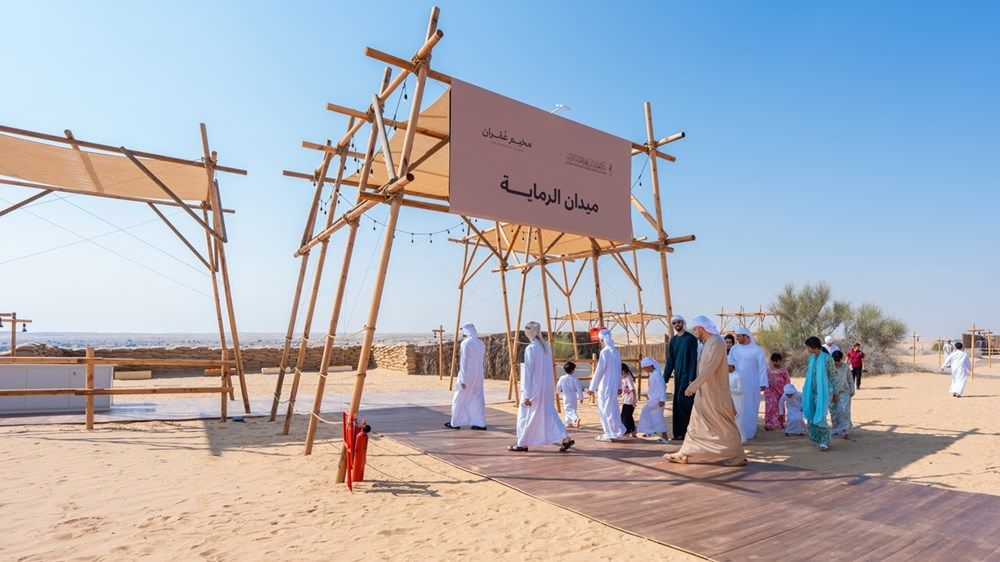 حمدان بن محمد يشهد جانباً من فعاليات مخيم غمران برفقة ابنيه راشد وشيخة