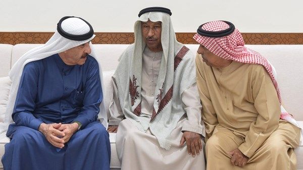 حاكم أم القيوين يقدم واجب العزاء في وفاة حصة سيف عبدالله كليب الطنيجي