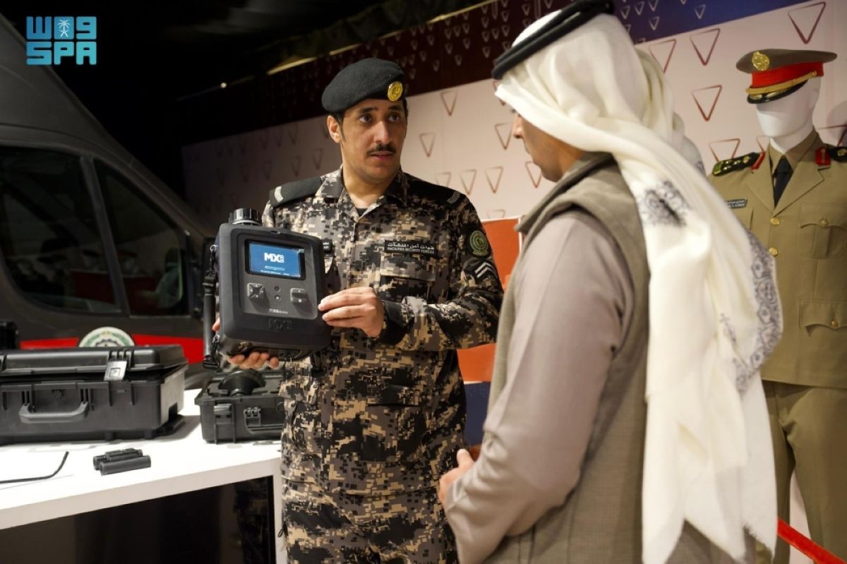 قوات أمن المنشآت تستعرض جهاز كشف المواد المتفجرة والمواد الكيميائية والغازات السامة