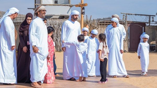 حمدان بن محمد يشهد جانباً من فعاليات مخيم غمران برفقة ابنيه راشد وشيخة