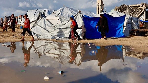 الأمطار تغرق خيام النازحين في قطاع غزة