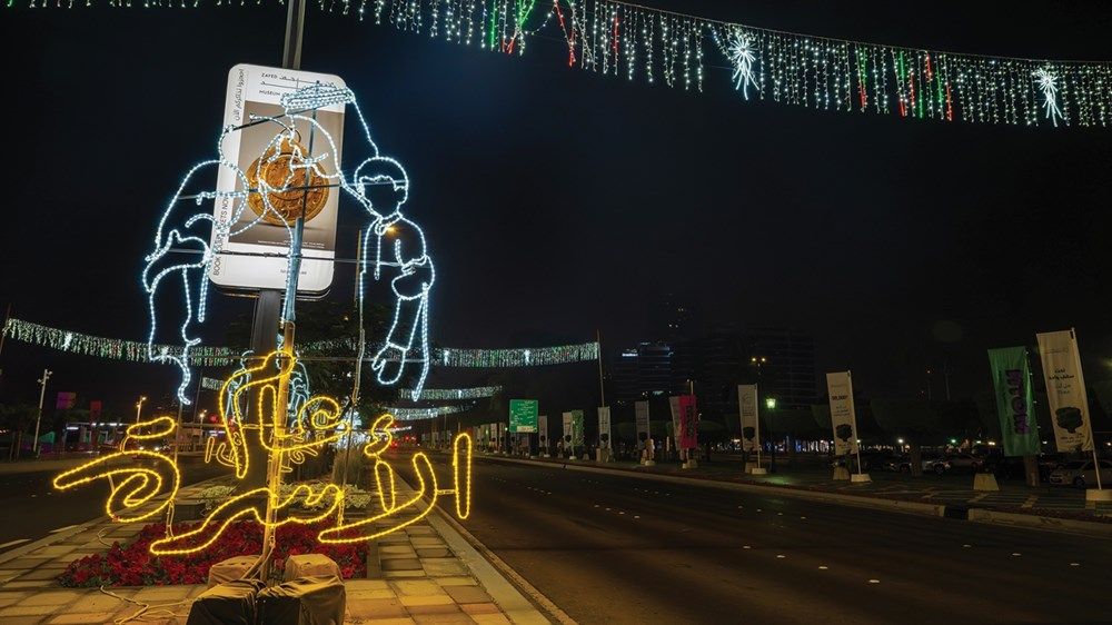 شوارع أبوظبي تزدان بمجسمات مضيئة تحمل شعار «2026 عام الأسرة»