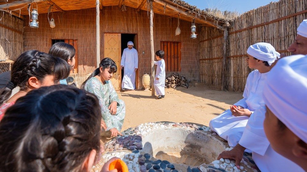 حمدان بن محمد يشهد جانباً من فعاليات مخيم غمران برفقة ابنيه راشد وشيخة