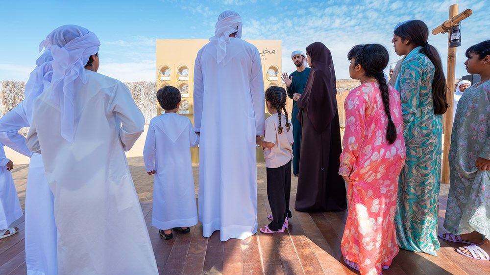 حمدان بن محمد يشهد جانباً من فعاليات مخيم غمران برفقة ابنيه راشد وشيخة