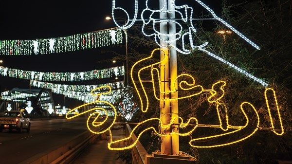 شوارع أبوظبي تزدان بمجسمات مضيئة تحمل شعار «2026 عام الأسرة»