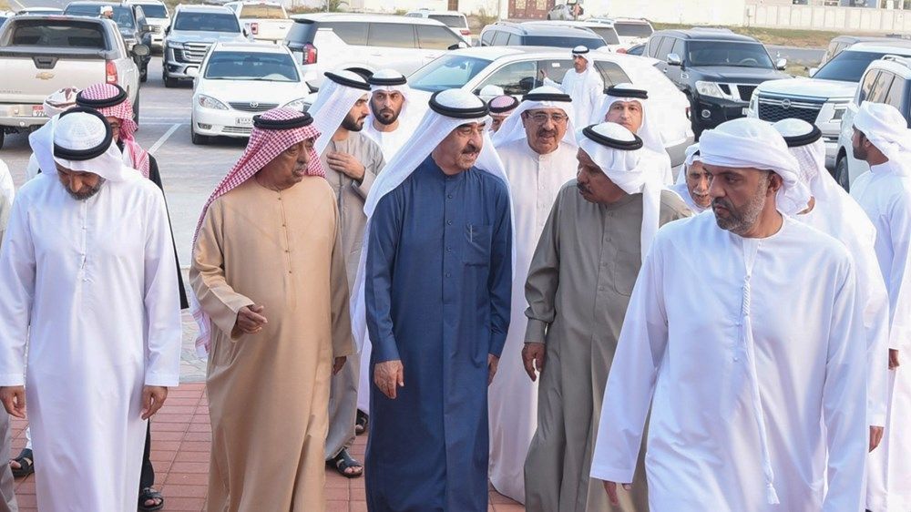 حاكم أم القيوين يقدم واجب العزاء في وفاة حصة سيف عبدالله كليب الطنيجي