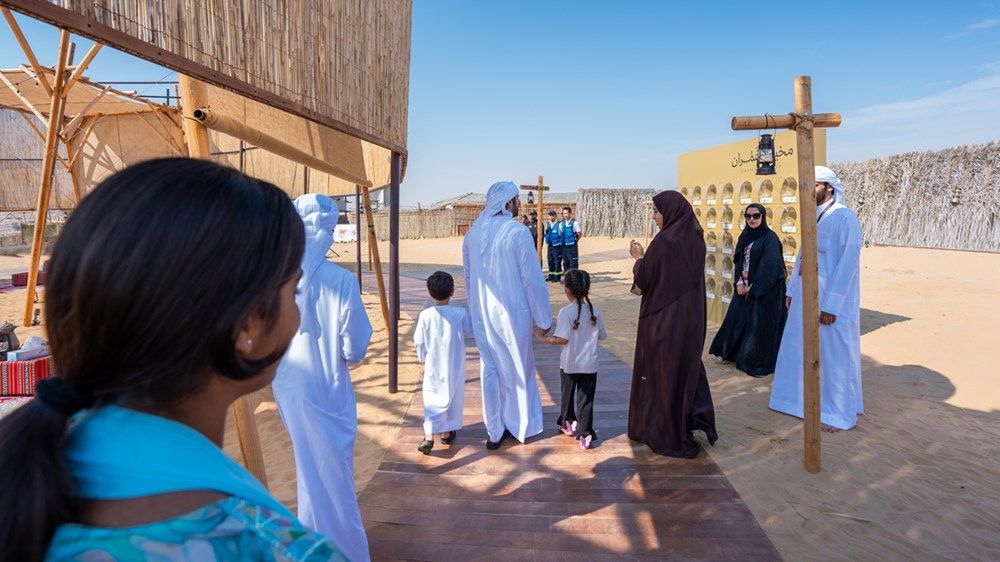 حمدان بن محمد يشهد جانباً من فعاليات مخيم غمران برفقة ابنيه راشد وشيخة