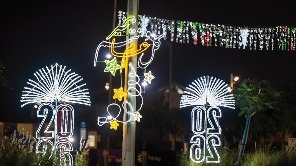 شوارع أبوظبي تزدان بمجسمات مضيئة تحمل شعار «2026 عام الأسرة»