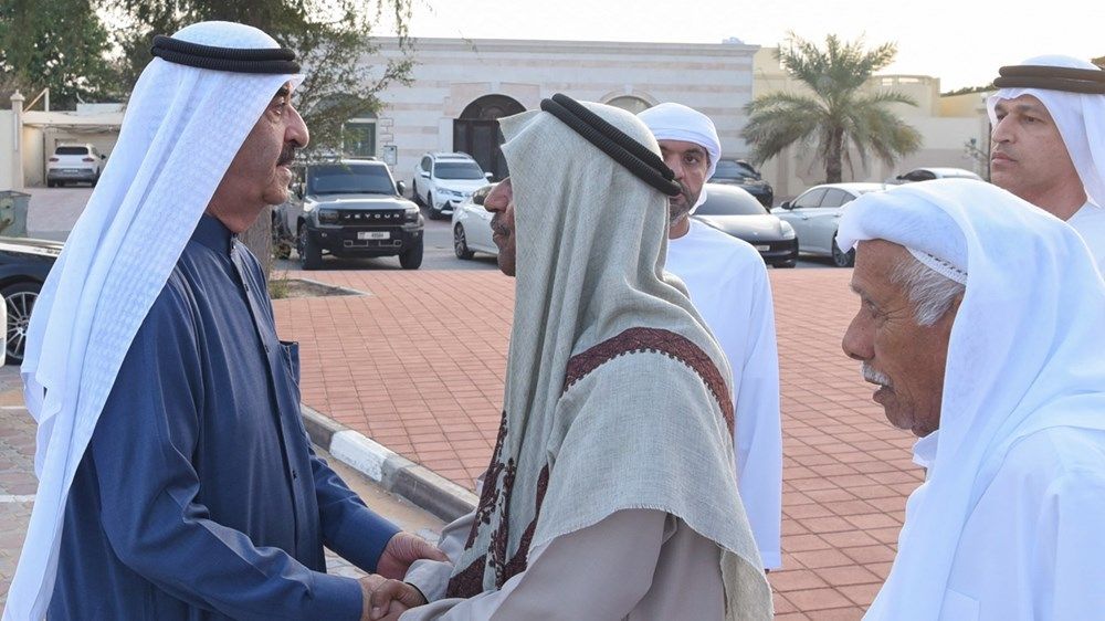 حاكم أم القيوين يقدم واجب العزاء في وفاة حصة سيف عبدالله كليب الطنيجي