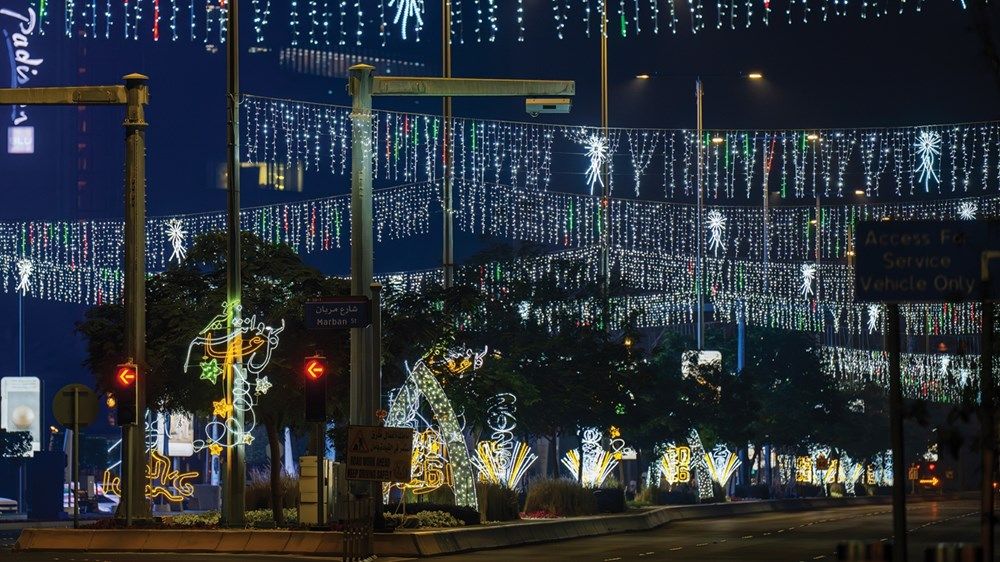 شوارع أبوظبي تزدان بمجسمات مضيئة تحمل شعار «2026 عام الأسرة»