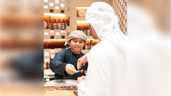 «حتا للعسل» يعود بموسمه العاشر لدعم النحّالين الإماراتيين