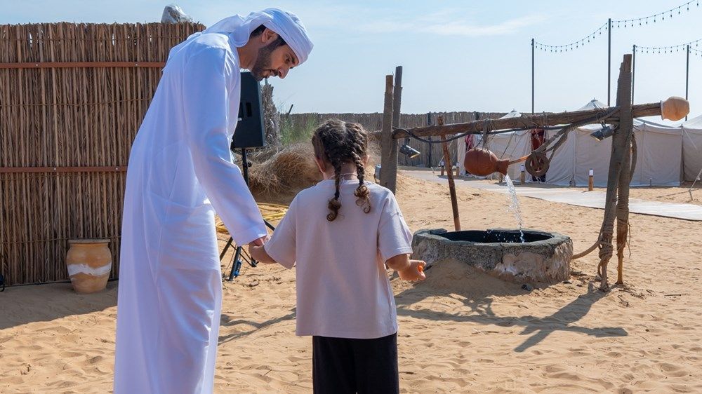 حمدان بن محمد يشهد جانباً من فعاليات مخيم غمران برفقة ابنيه راشد وشيخة