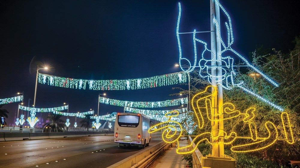شوارع أبوظبي تزدان بمجسمات مضيئة تحمل شعار «2026 عام الأسرة»