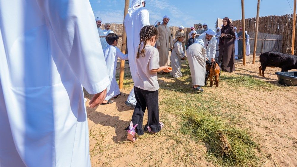 حمدان بن محمد يشهد جانباً من فعاليات مخيم غمران برفقة ابنيه راشد وشيخة