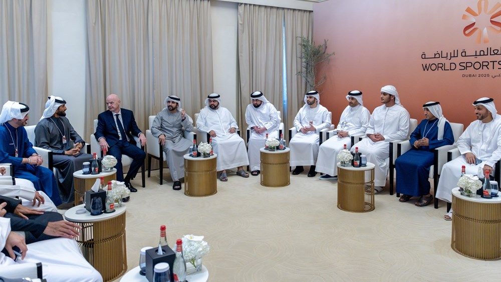 حمدان بن محمد يلتقي رئيس الفيفا على هامش أعمال «القمة العالمية للرياضة» في دبي
