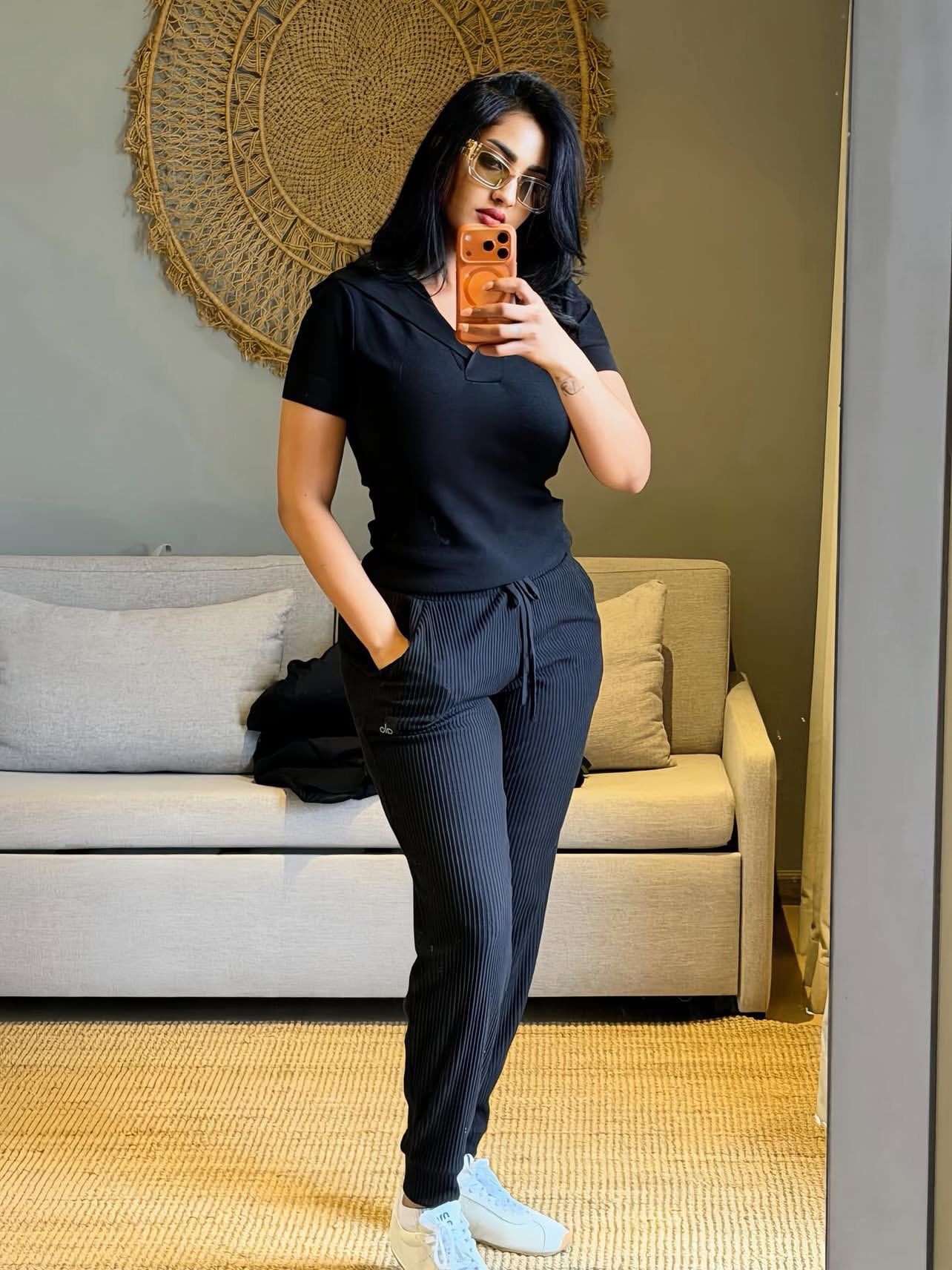 شاهد بالصور.. المذيعة المغضوب عليها داخل مواقع التواصل السودانية “تسابيح خاطر” تخطف الأضواء بإطلالة ساحرة بالجينز والنظارة الشمسية