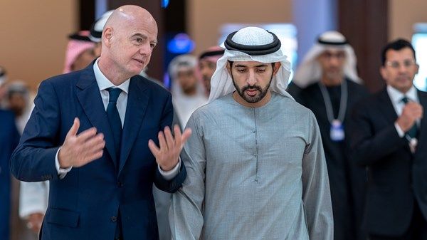حمدان بن محمد يلتقي رئيس الفيفا على هامش أعمال «القمة العالمية للرياضة» في دبي