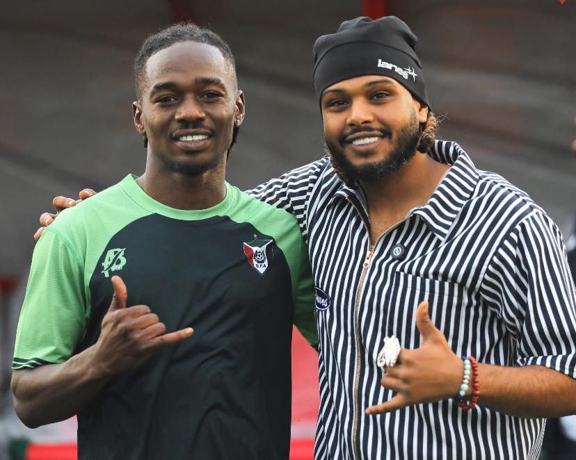 شاهد بالصور.. الرابر “سولجا” يقتحم مران المنتخب الوطني بالمغرب