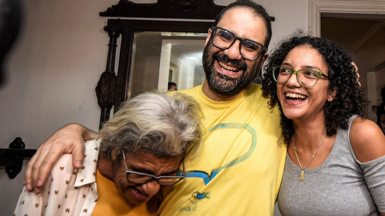 عاجل.. علاء عبد الفتاح يعتذر لبريطانيا واليهود والمثليين