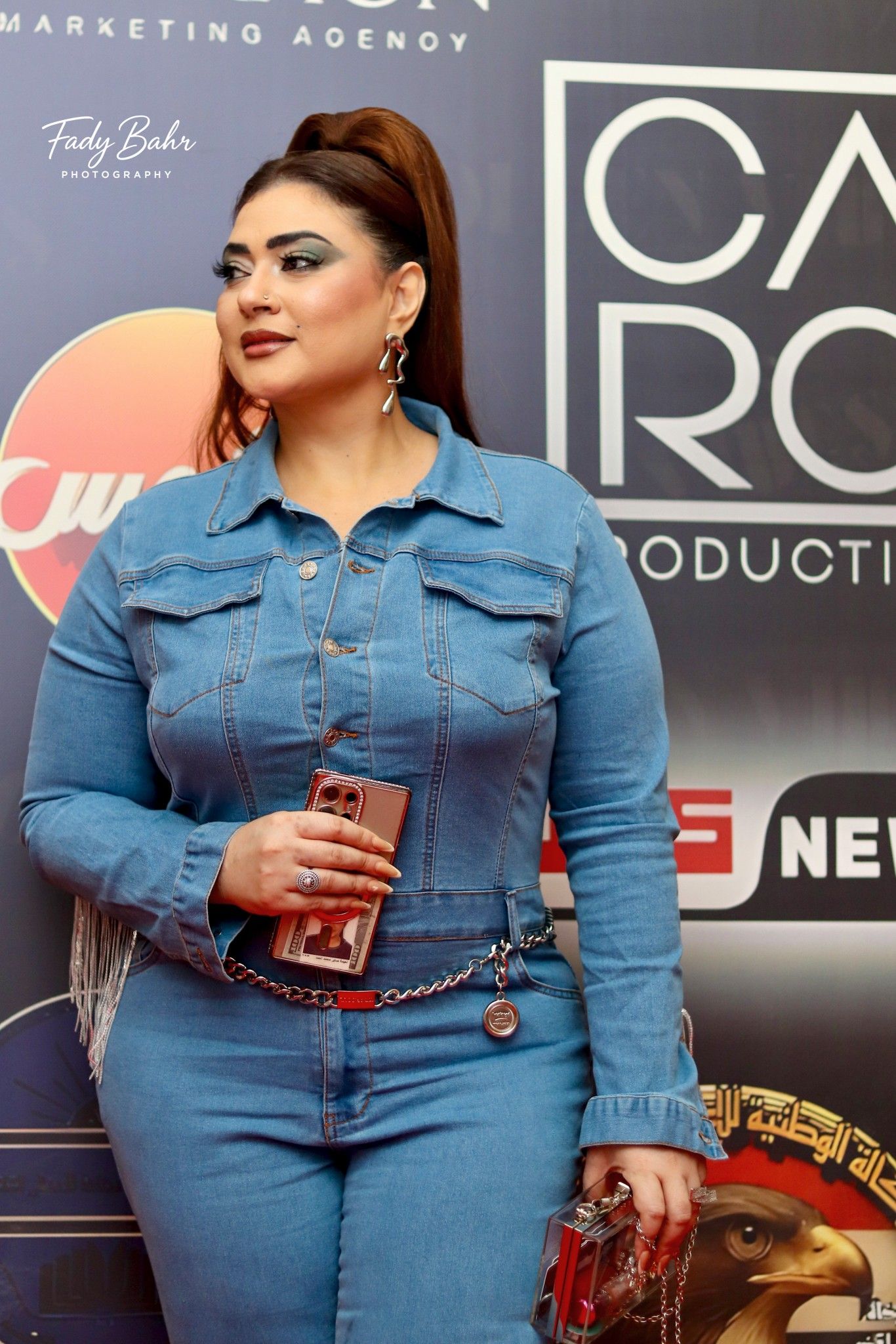 شاهد بالفيديو.. بفستان ضيق ومحذق وبرقصات مثيرة الفنانة مونيكا تشعل حفل غنائي بالقاهرة